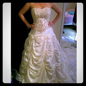 Last chance! Ivory beaded wedding dress, veil, bra